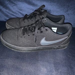Nike Men’s SB Charge shoes